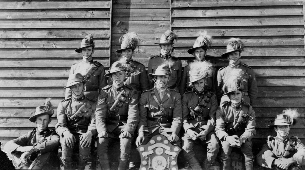 Group of Light Horsemen displaying a shield, Chinchilla, 1915
