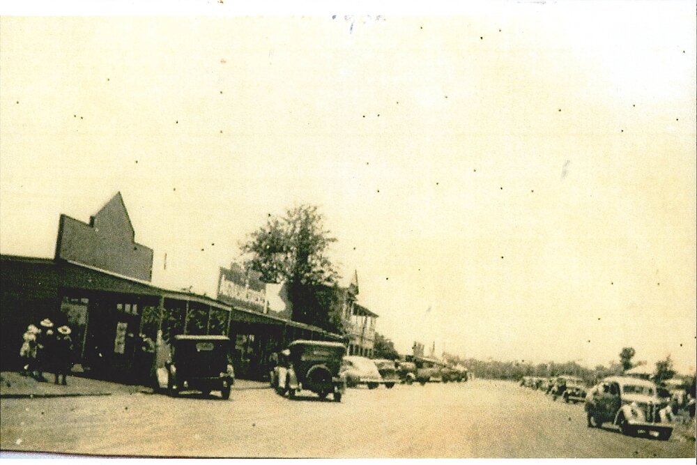 Looking east along Day Street, Tara, circa 1935