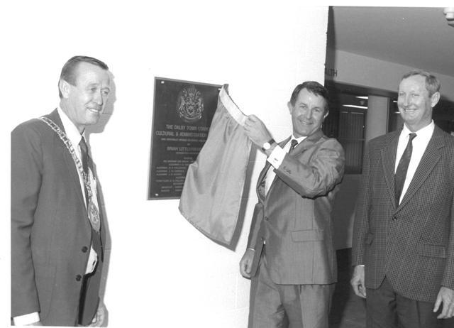 Unveiling the plaque at the opening of the Dalby Town Council Cultural &amp; Administration Centre, 1991