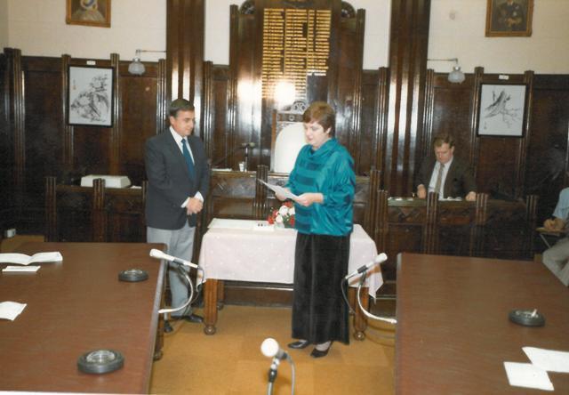 Mayor Meg Wuth reciting Oath of Office, Dalby Town Council, circa 1982