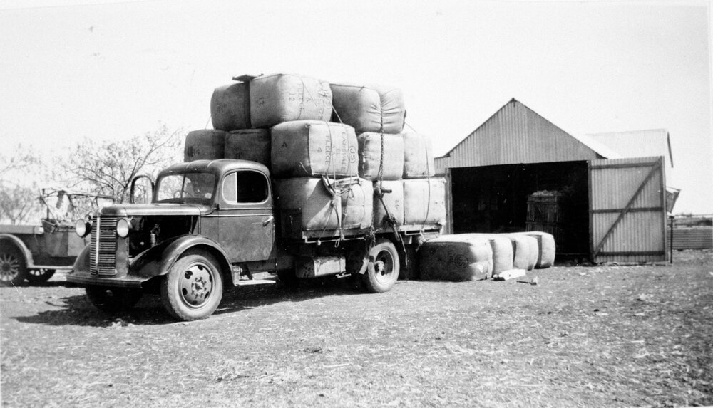 Loading wool bales at Lansvale, Macalister, circa 1930