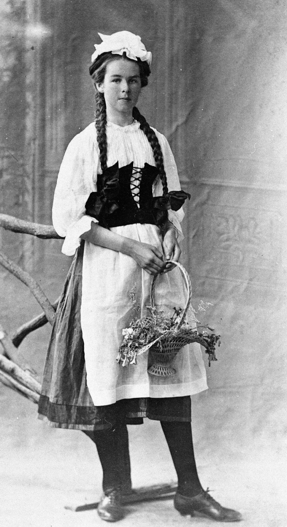 Mavis Downes, Bell, circa 1910