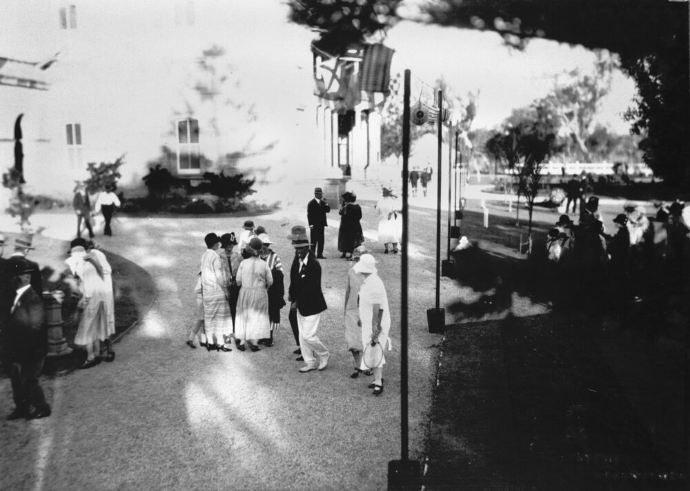 People gathering for Dalby Hospital Fair at Jimbour Station, 1925
