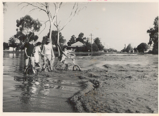 Flooding at Edward Street Weir, Dalby, 1988