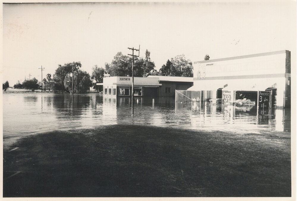 Flooding at the Patrick Street Bridge over Myall Creek, Dalby, 1983