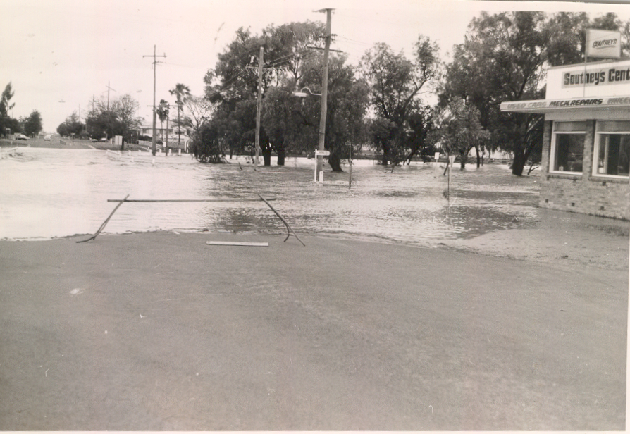 Flooding at the Patrick Street Bridge, Dalby, 1983