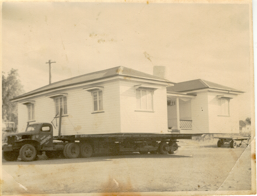 House being moved by Dalby Carrying Co., 1949