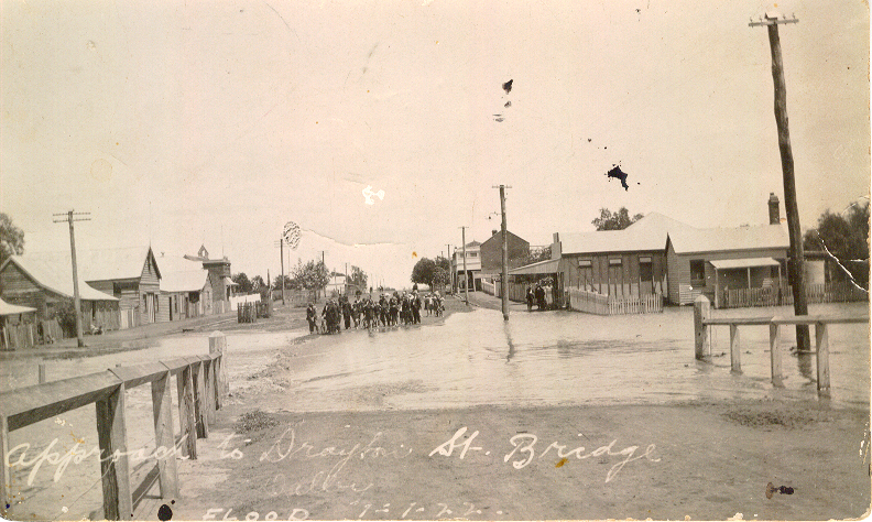 Floodwaters approaching Drayton Street Bridge, Dalby, 1922