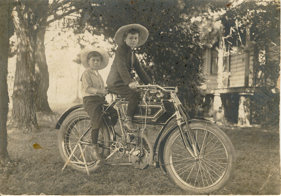 Victor &amp; Hector McPhie on a motorcycle, Dalby, 1906