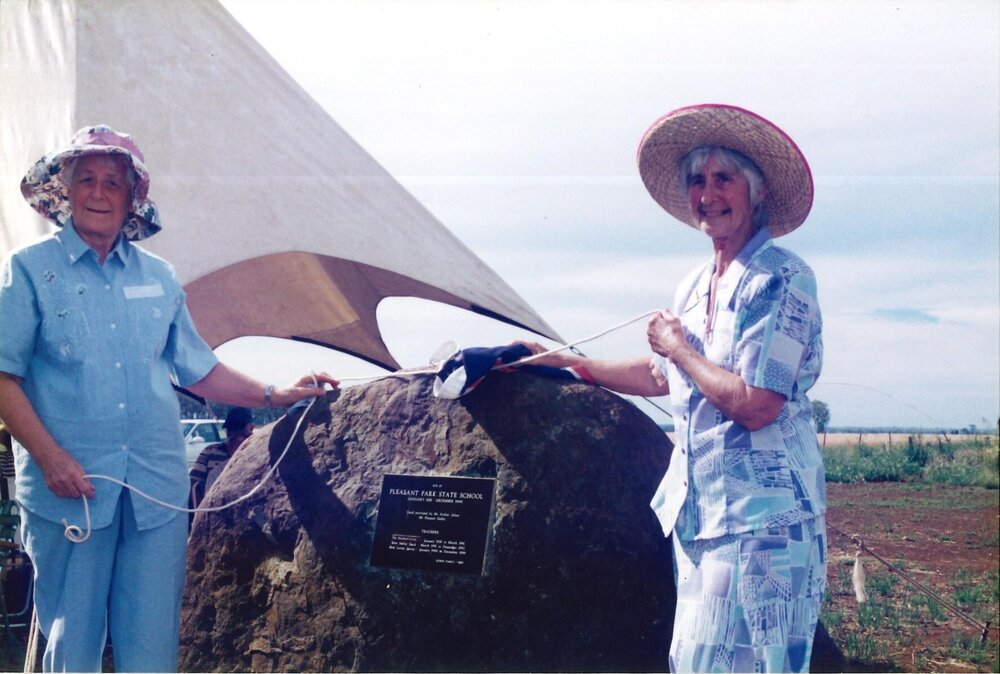 Gathering of past students, Pleasant Park State School, 1999