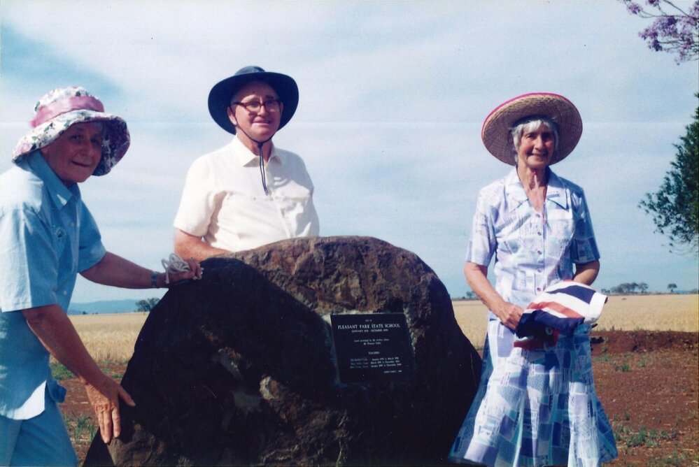 Past students beside the unveiled plaque, Pleasant Park State School, 1999.