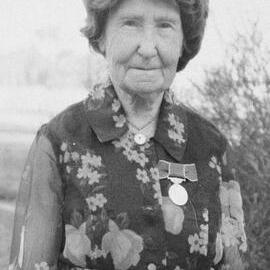 Unknown woman, no location, no date