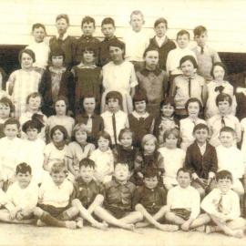 Students at Holy Cross Convent School, Miles, circa 1926
