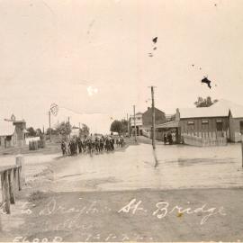 Floodwaters approaching Drayton Street Bridge, Dalby, 1922