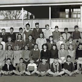 Students in Grades 4, 5 & 6 at Jandowae State School, circa 1939