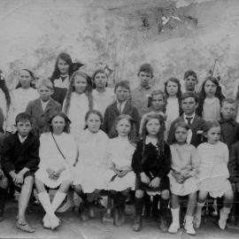 Teachers & students at Rosebank State School, Chinchilla, circa 1918